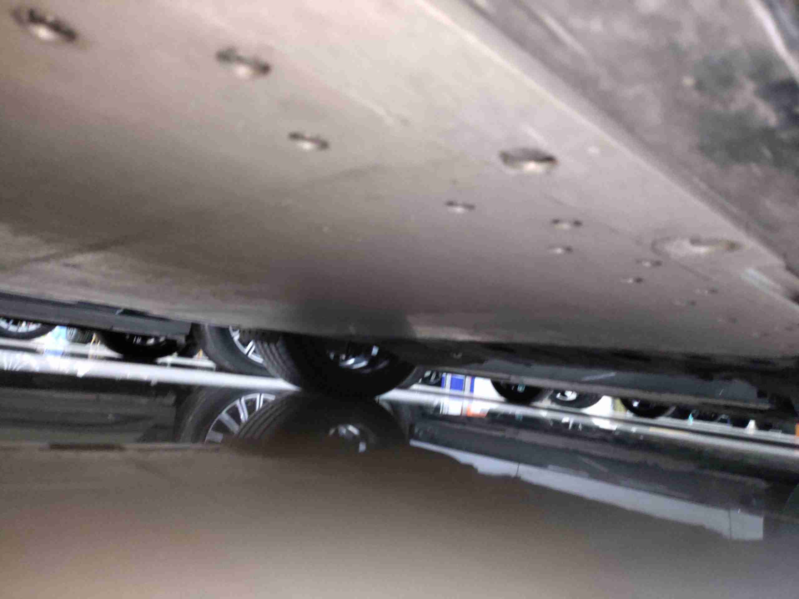 动力电池箱底板剐蹭痕迹实拍