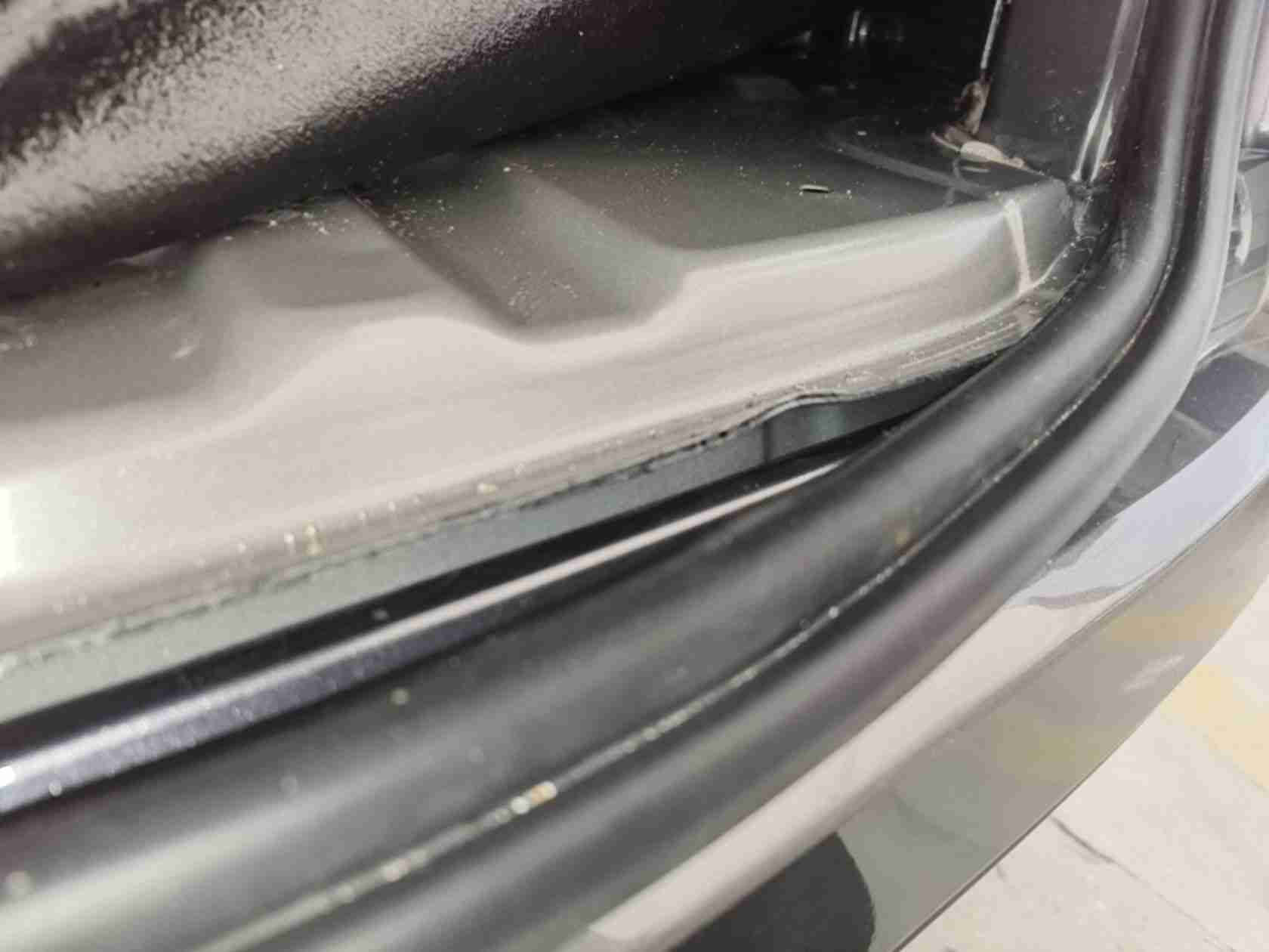后备箱导水槽封边轻微变形实拍