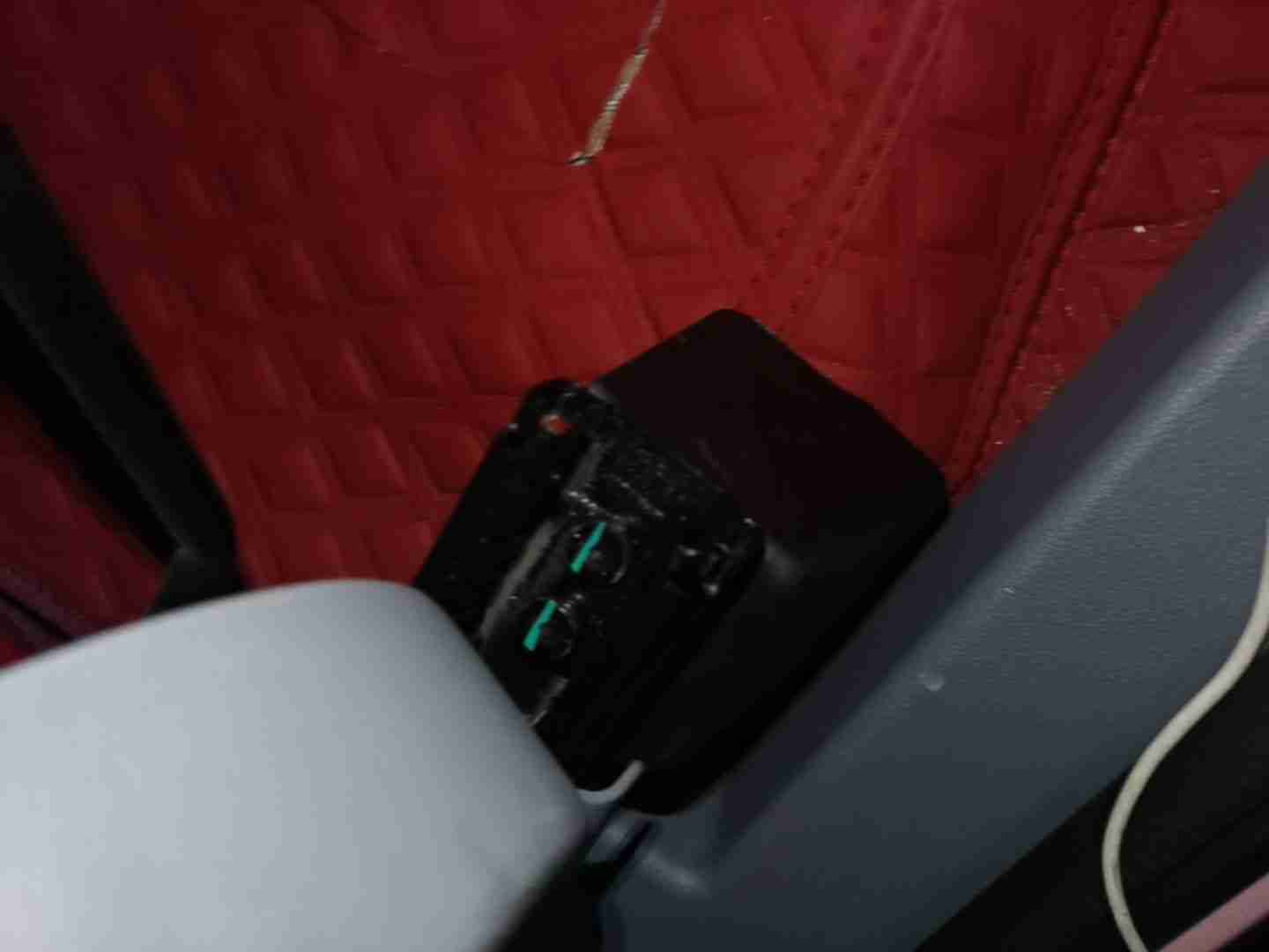右前座椅滑轨拆卸痕迹实拍
