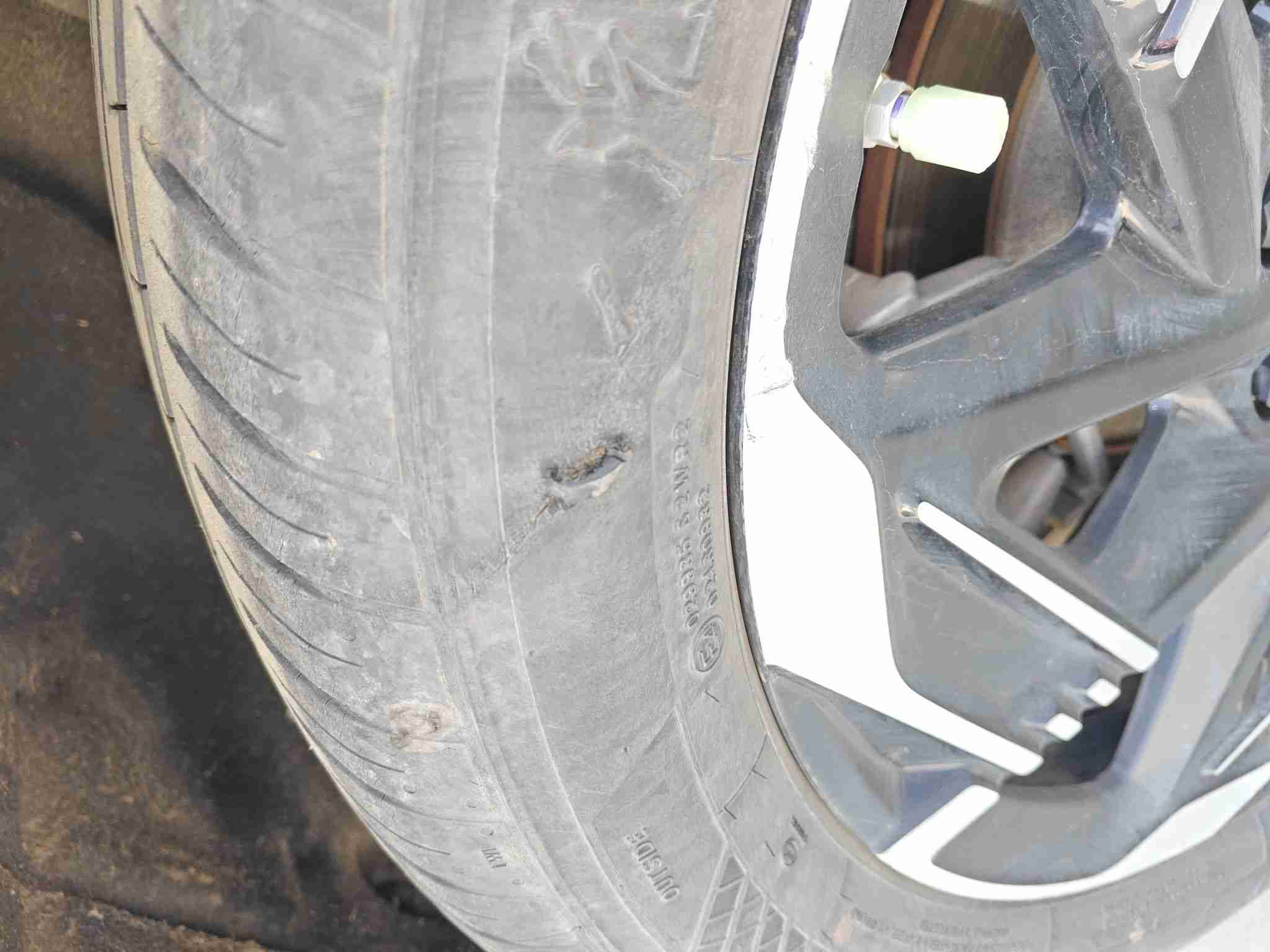 右后轮胎帘布层外露需更换实拍