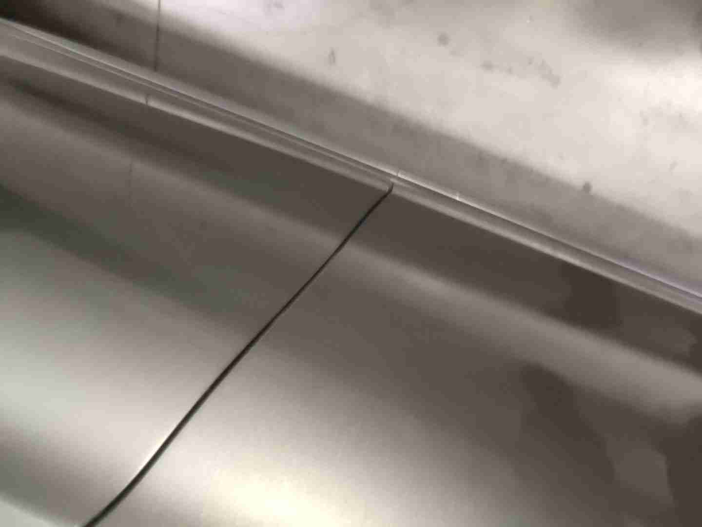 左侧前门漆面钣金痕迹实拍