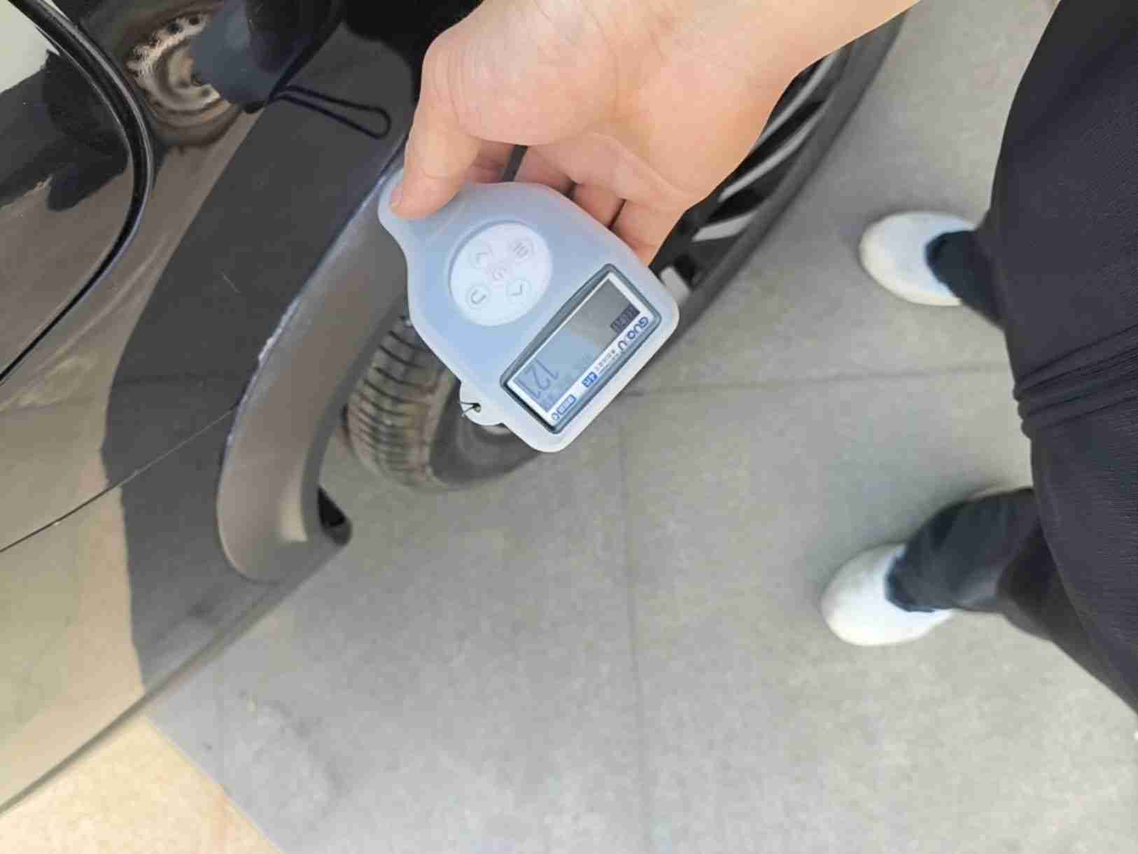 右后翼子板钣金修复痕迹实拍