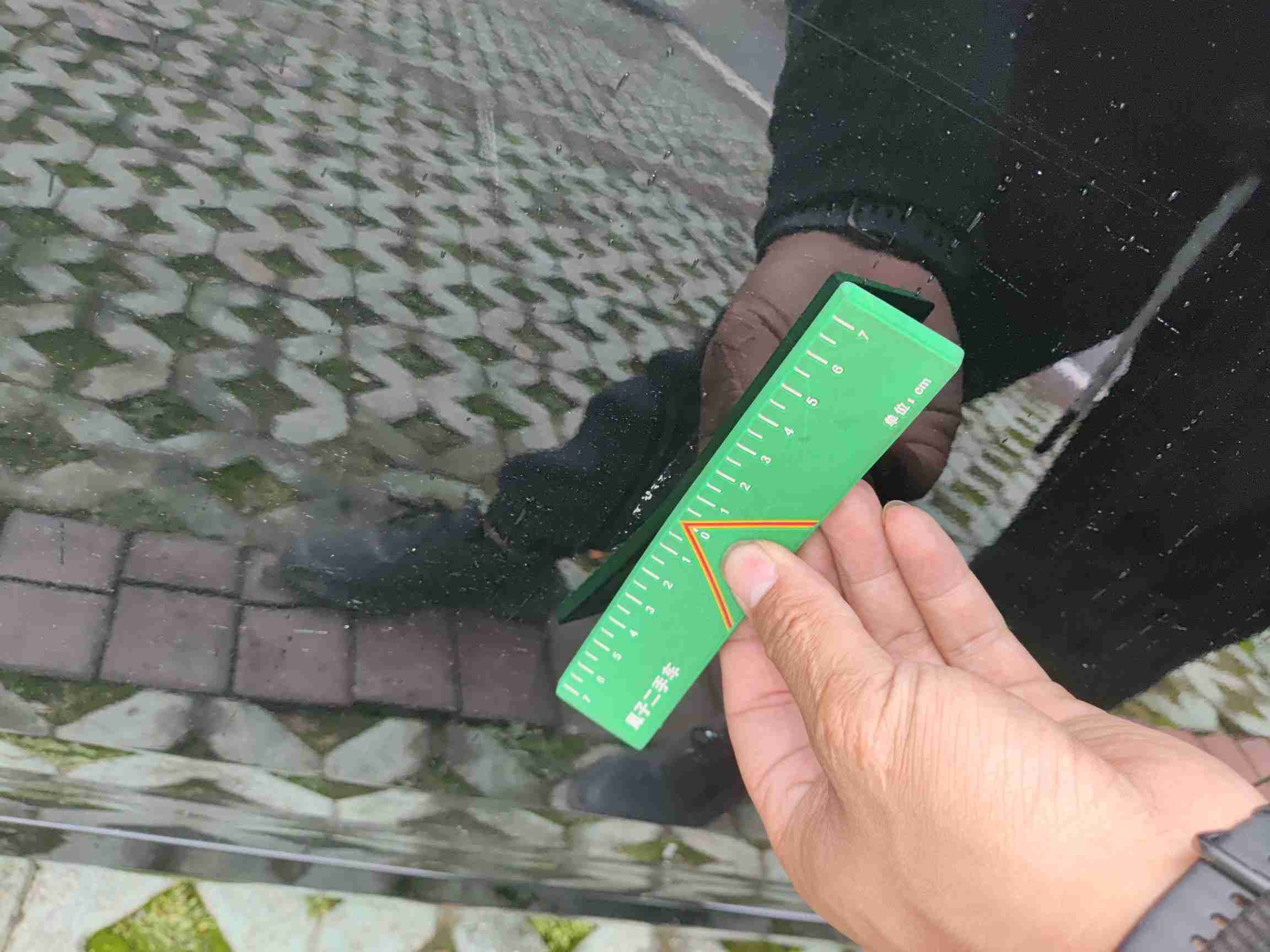驾驶侧左前门漆面损伤实拍