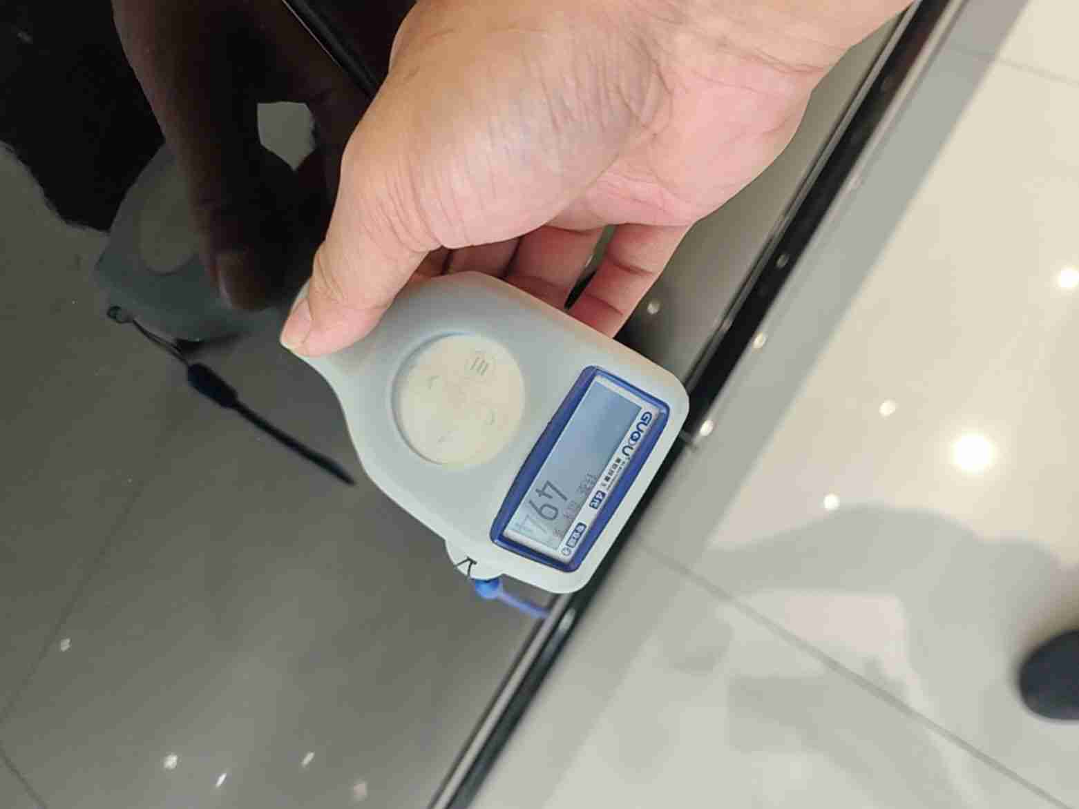 左侧前门钣金修复痕迹实拍