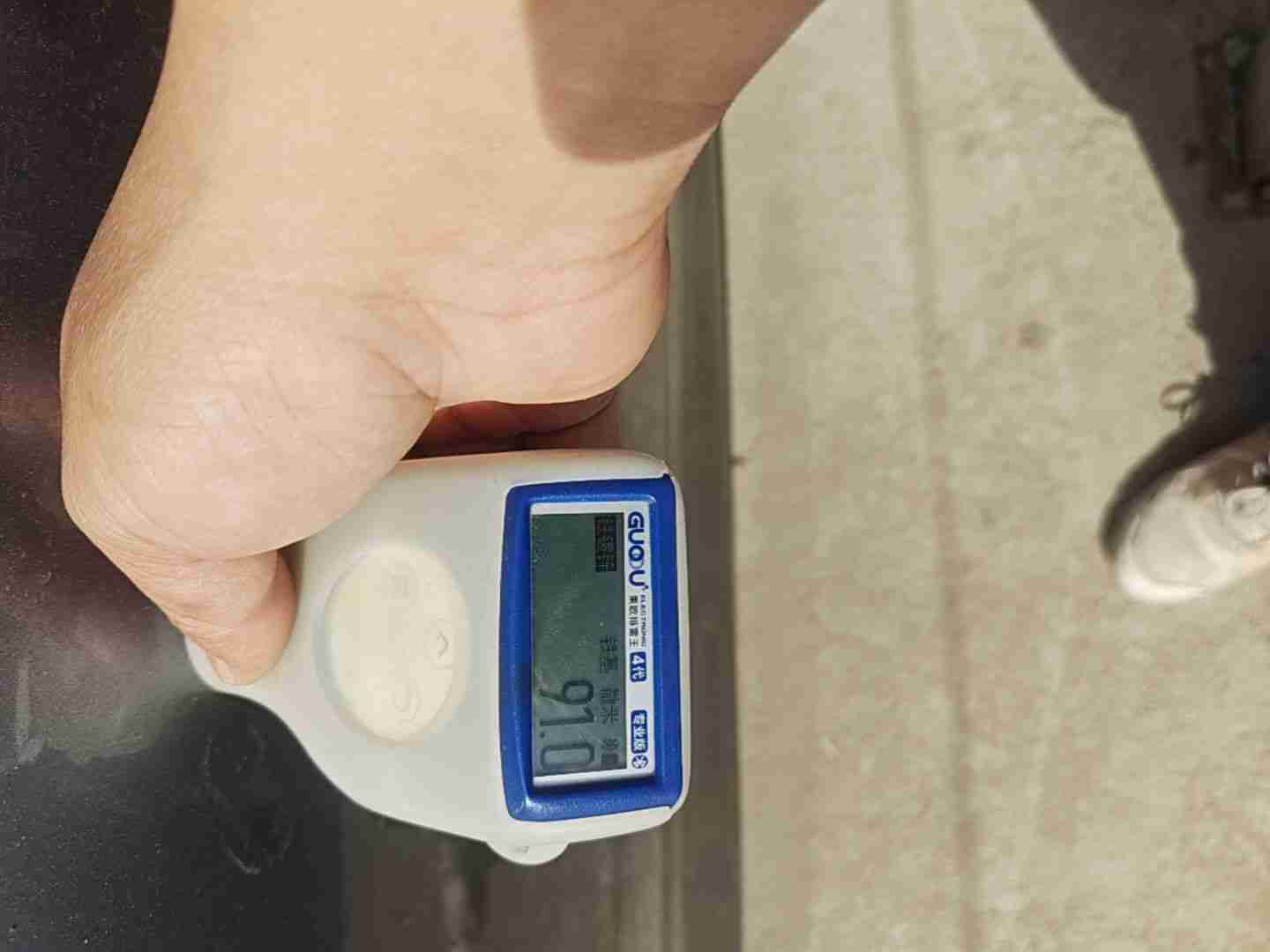 右侧前门漆面修复痕迹实拍