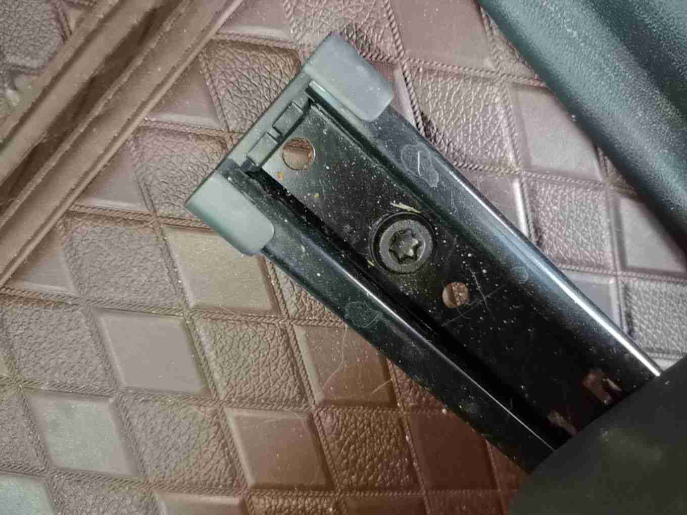 右前座椅滑轨拆卸痕迹实拍