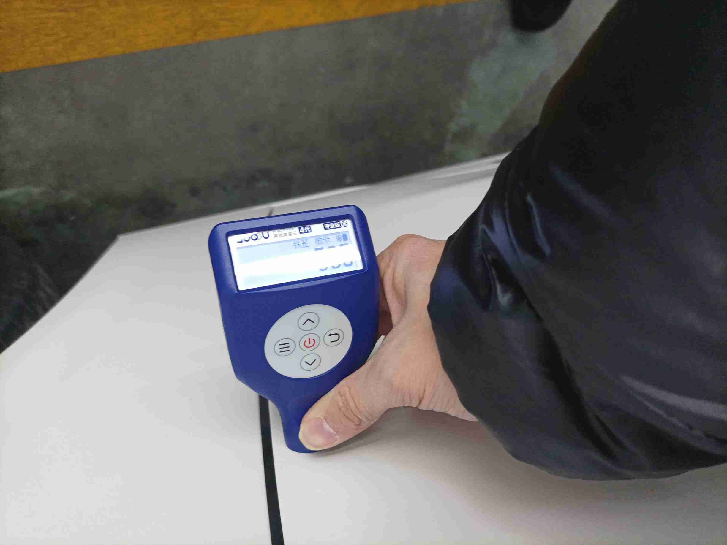 右侧前门漆面钣金修复痕迹实拍