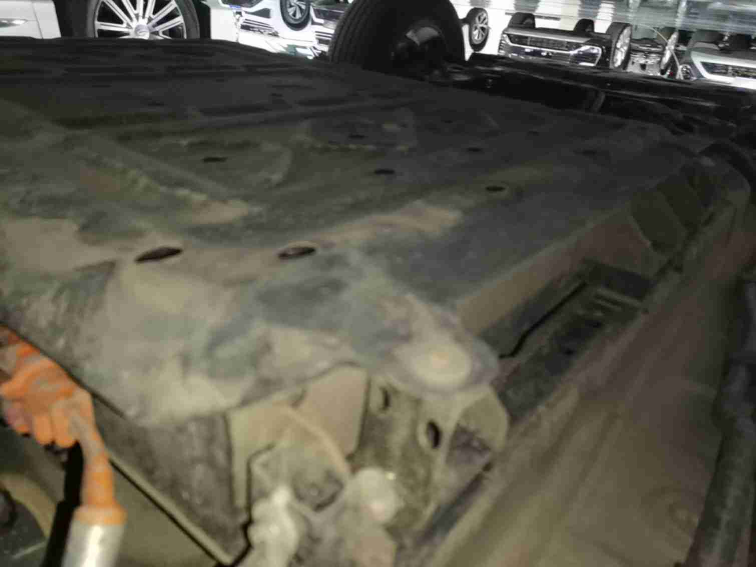 动力电池箱底护板拆卸痕迹实拍