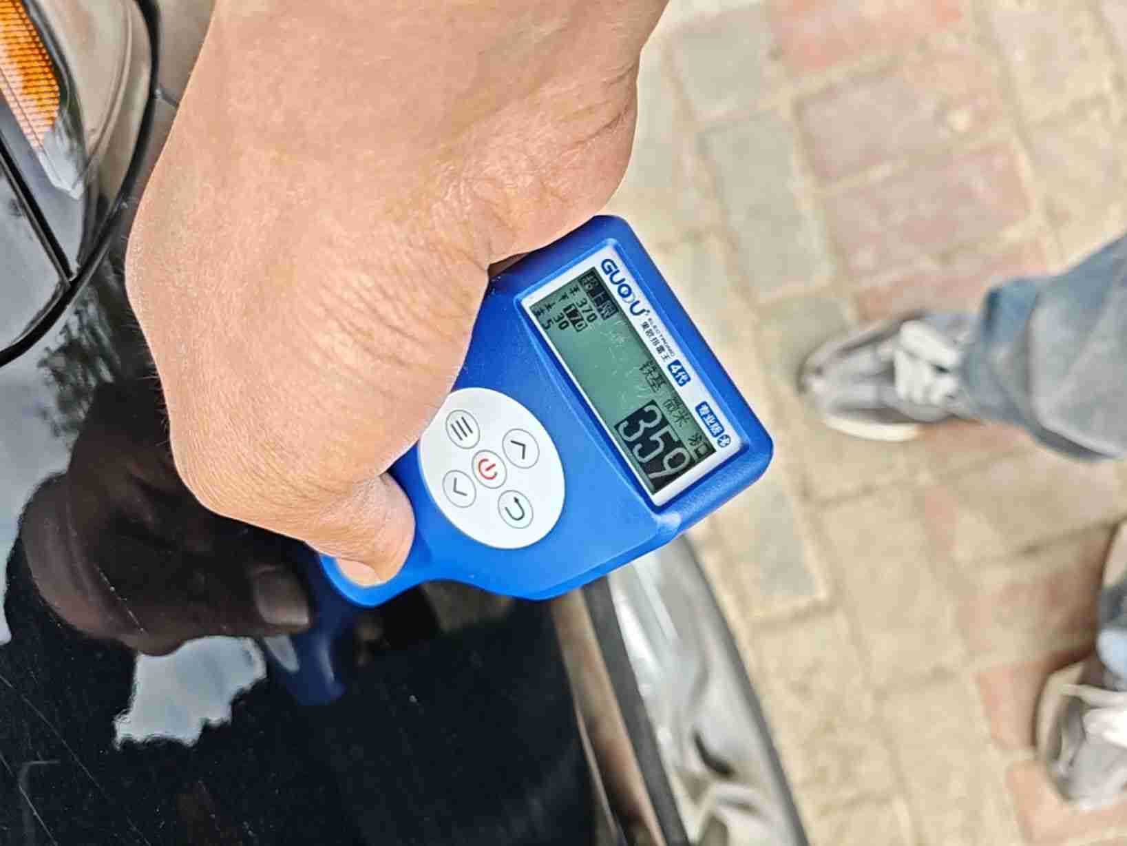 右前翼子板钣金修复痕迹实拍
