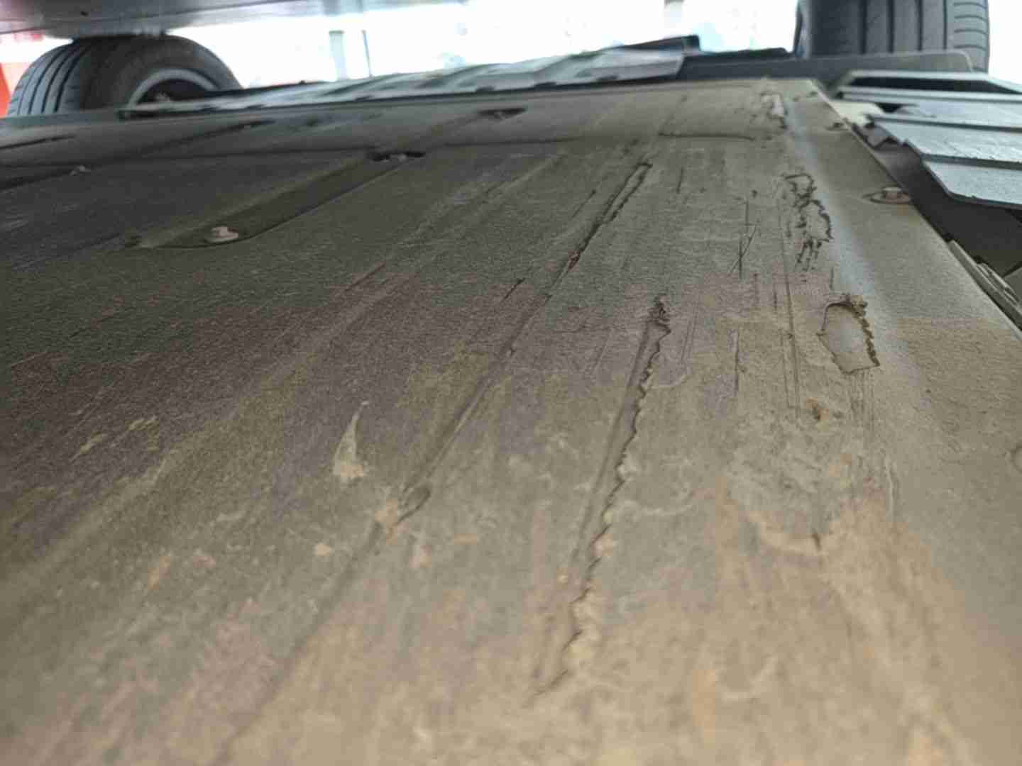 动力电池箱侧面轻微凹陷实拍