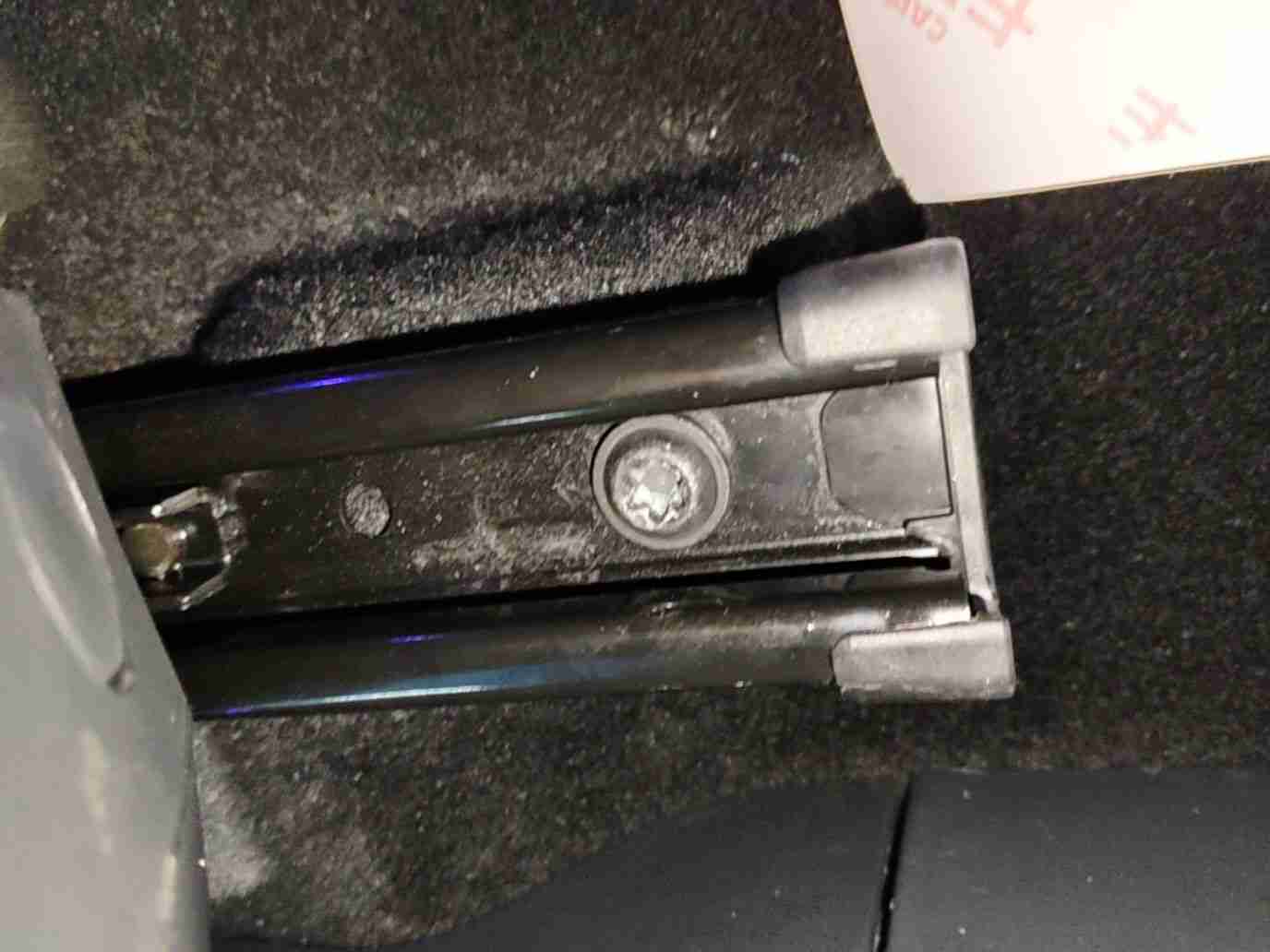左前座椅滑轨拆卸痕迹实拍
