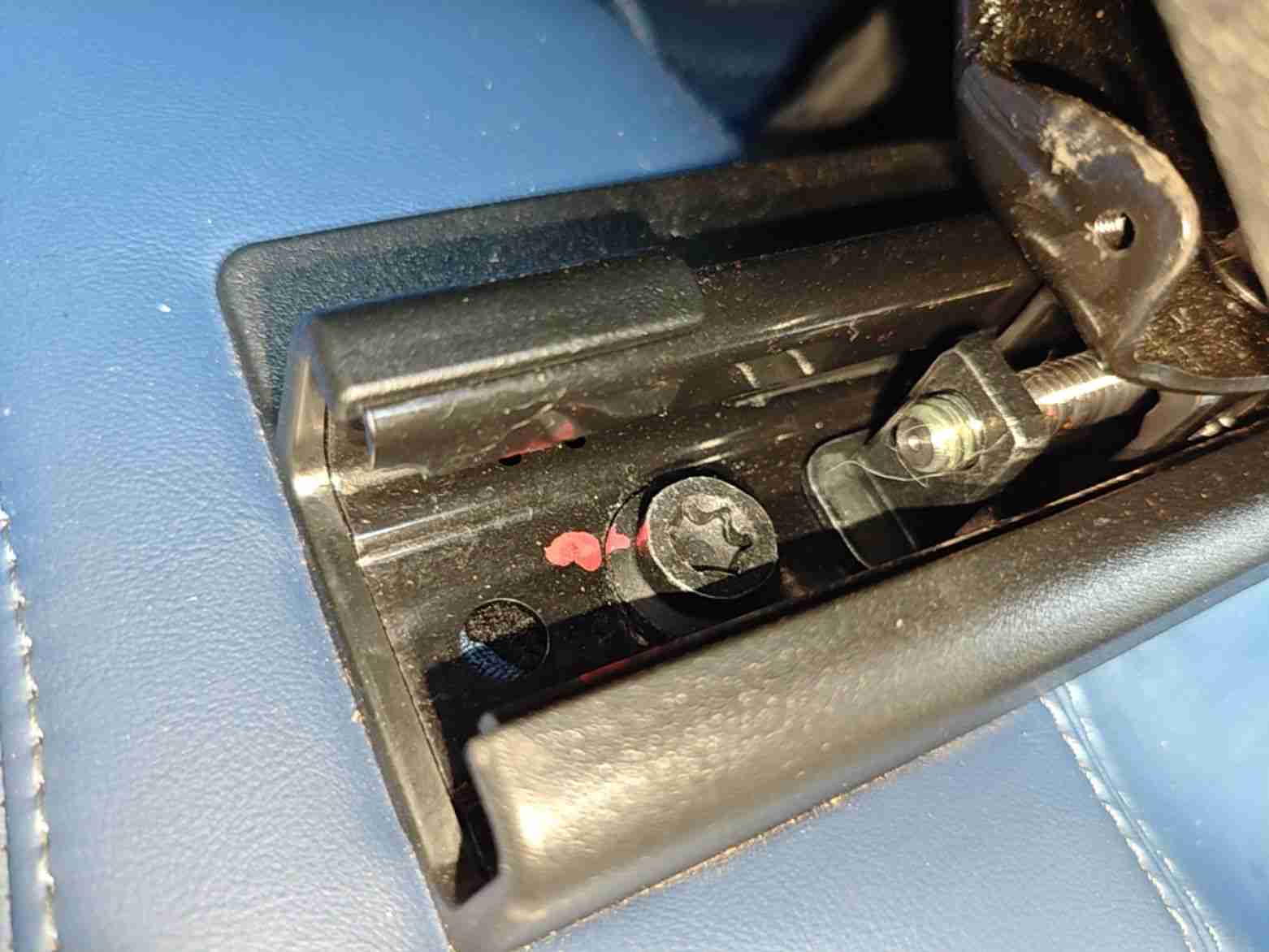 左前座椅滑轨拆卸痕迹实拍