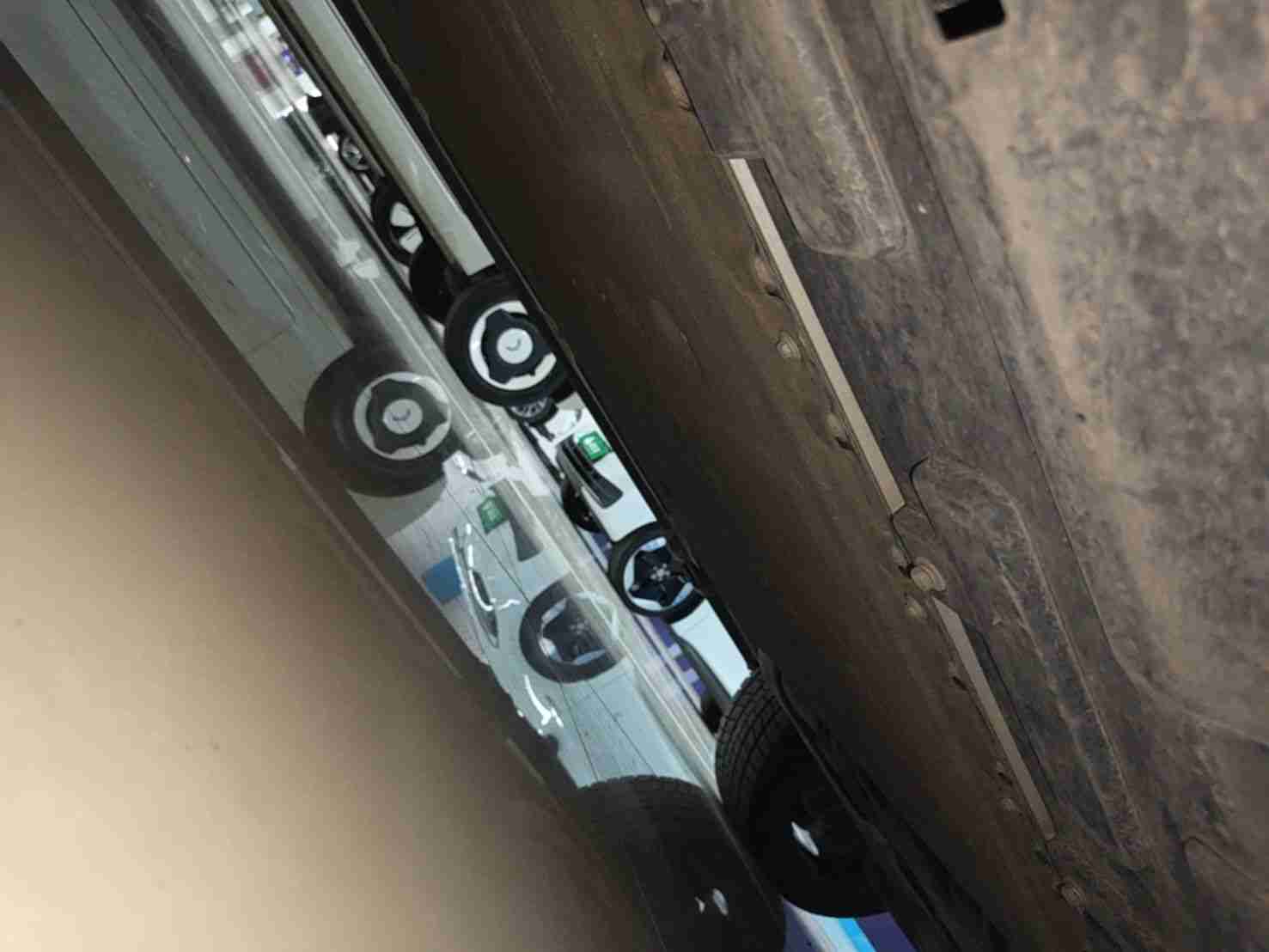 动力电池箱底板轻微剐蹭痕迹实拍