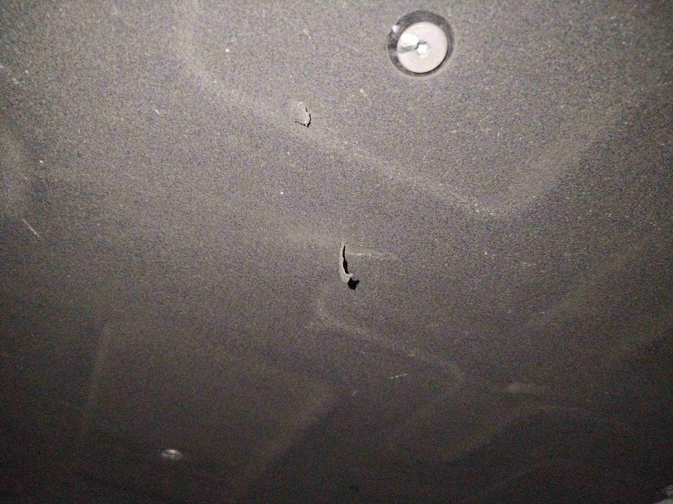 动力电池箱底护板剐蹭痕迹实拍