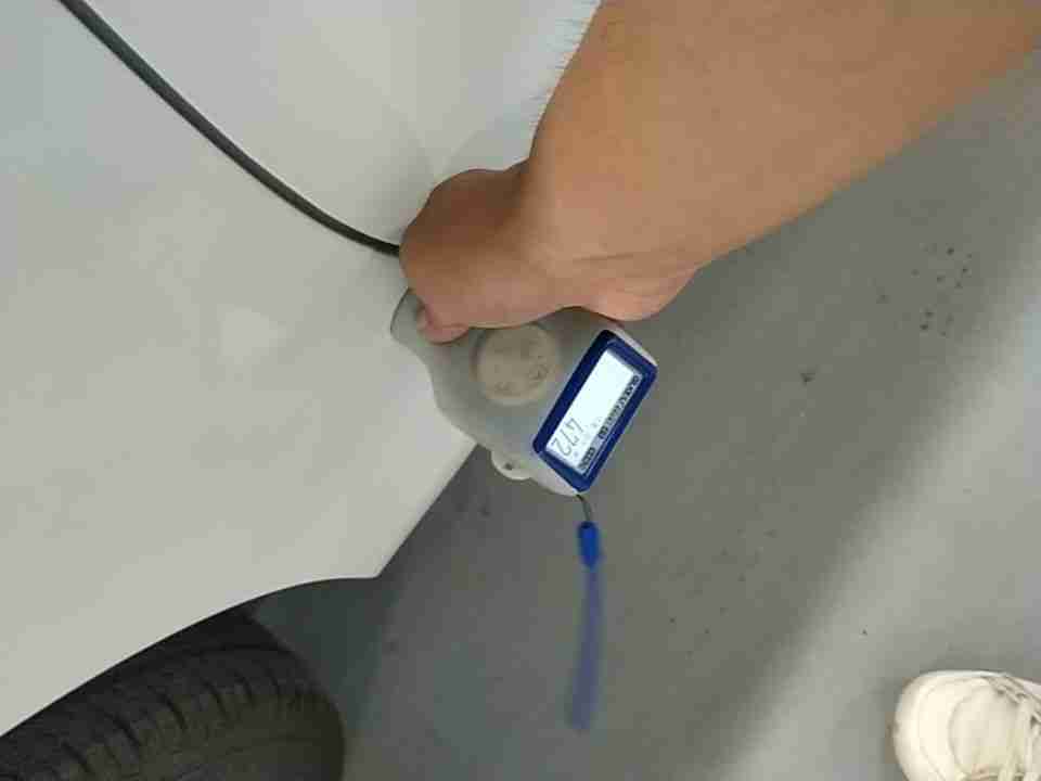 右后翼子板钣金修复痕迹实拍