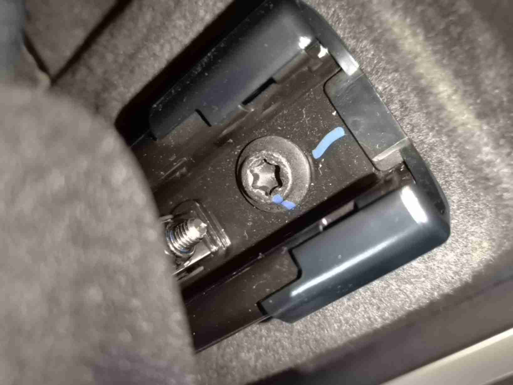 右前座椅滑轨拆卸痕迹实拍