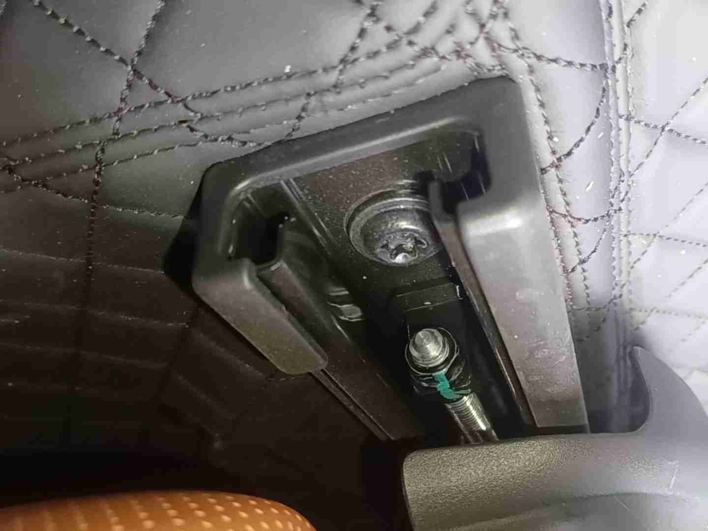 右前座椅滑轨拆卸痕迹实拍