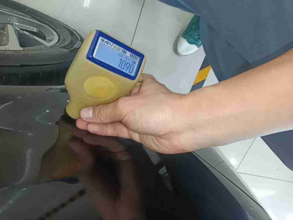右后翼子板漆面钣金修复实拍