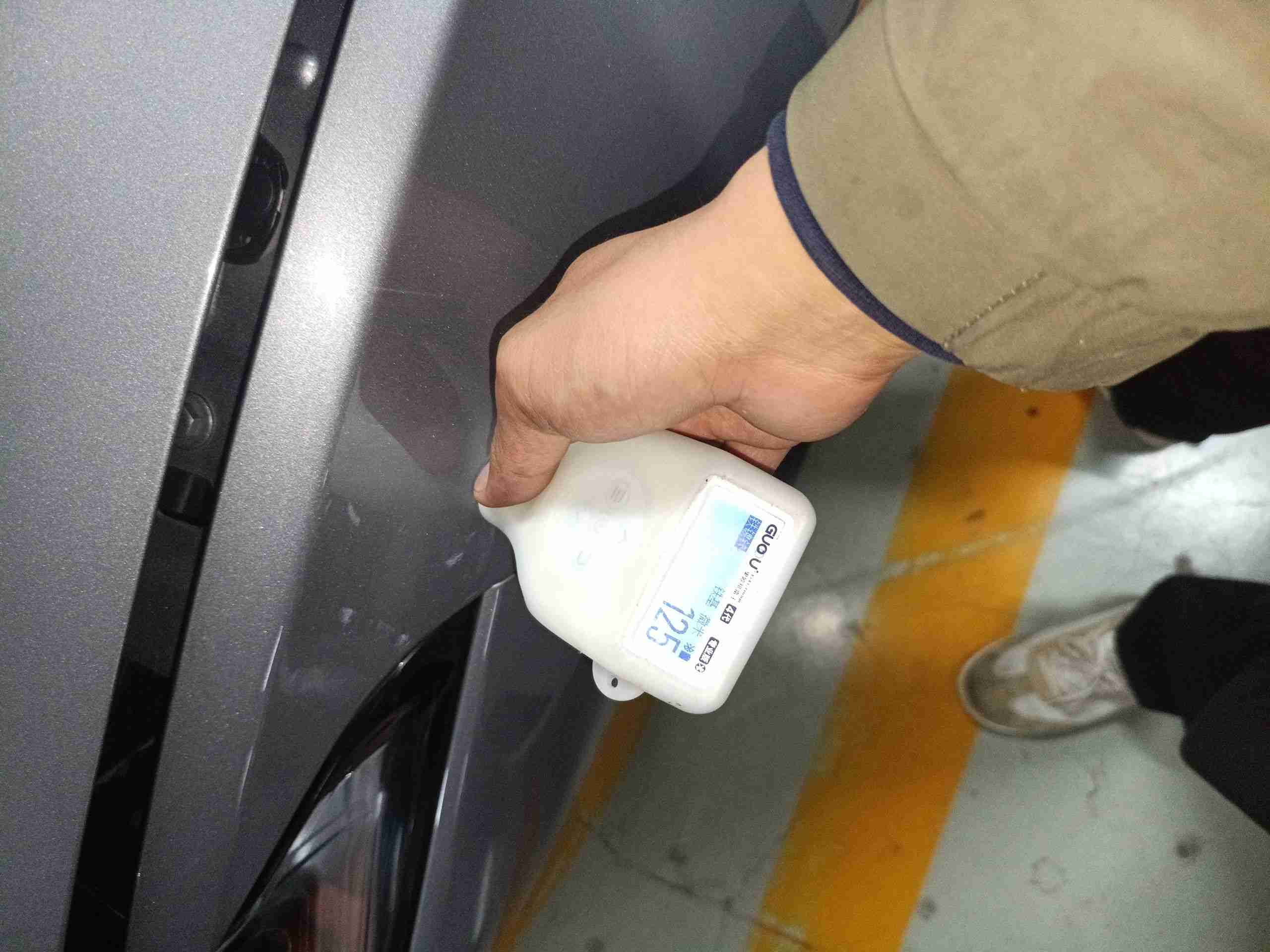 左前翼子板喷漆修复痕迹实拍