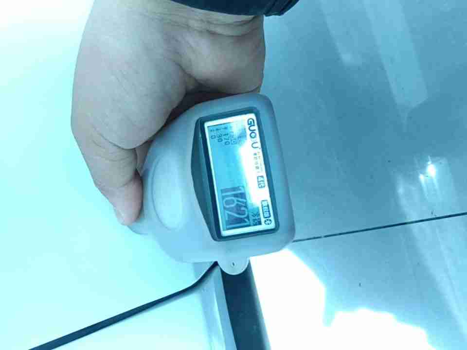 右侧前门漆面钣金修复痕迹