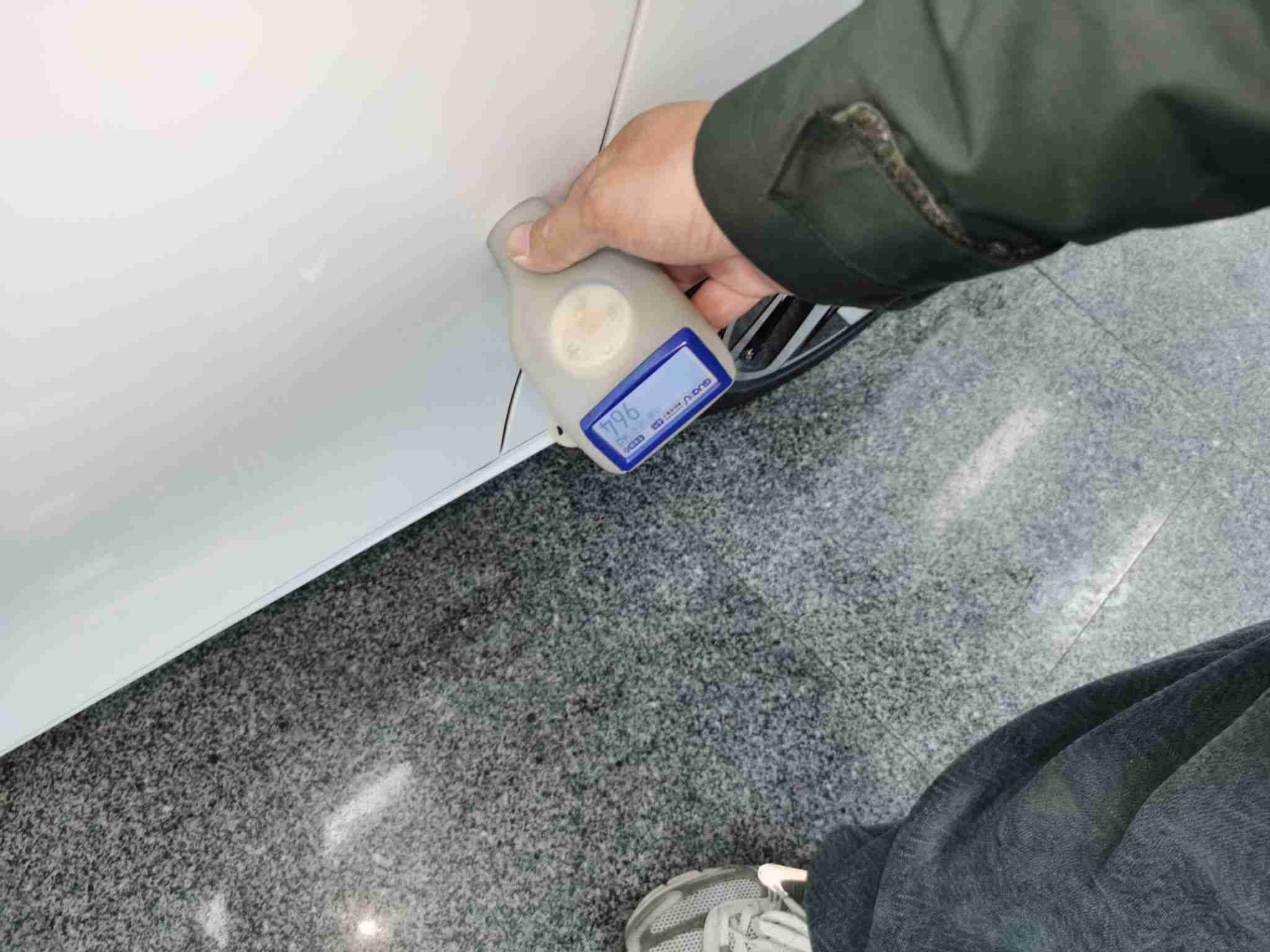 右侧前门漆面修复痕迹实拍