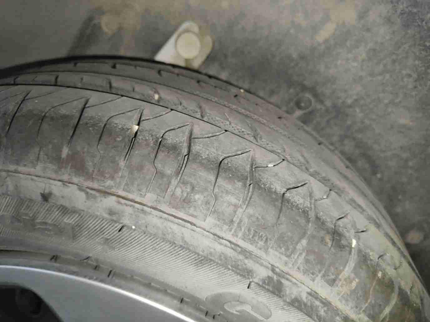 左后轮胎老化情况实拍