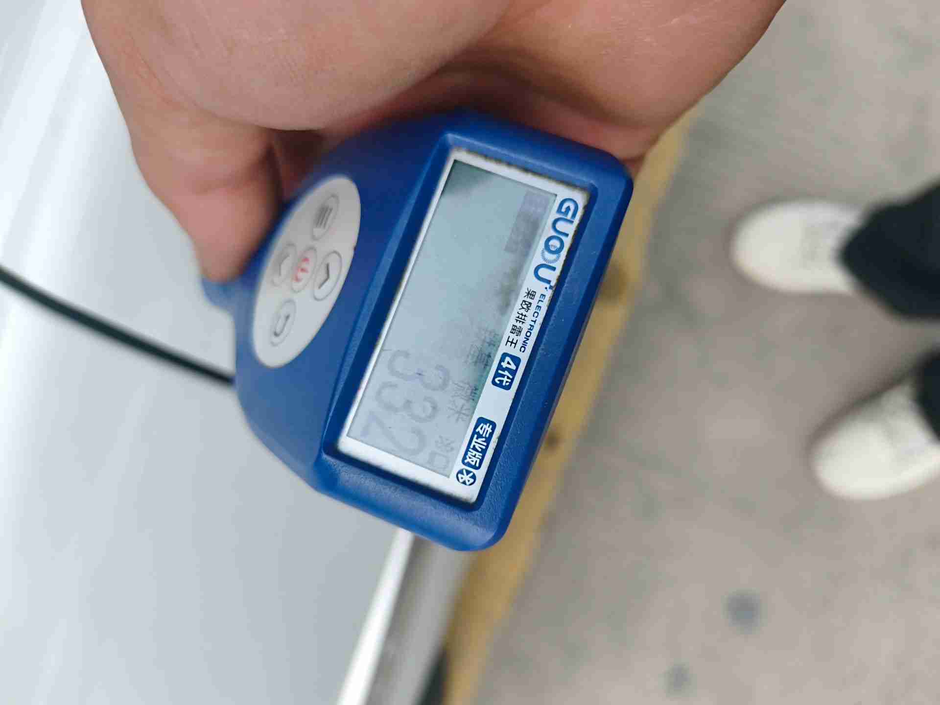 左侧前门钣金修复痕迹实拍
