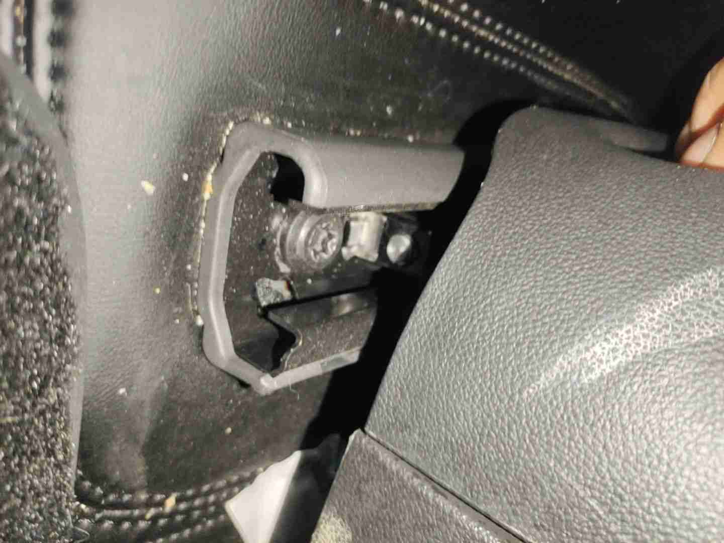 右前座椅滑轨拆卸痕迹实拍