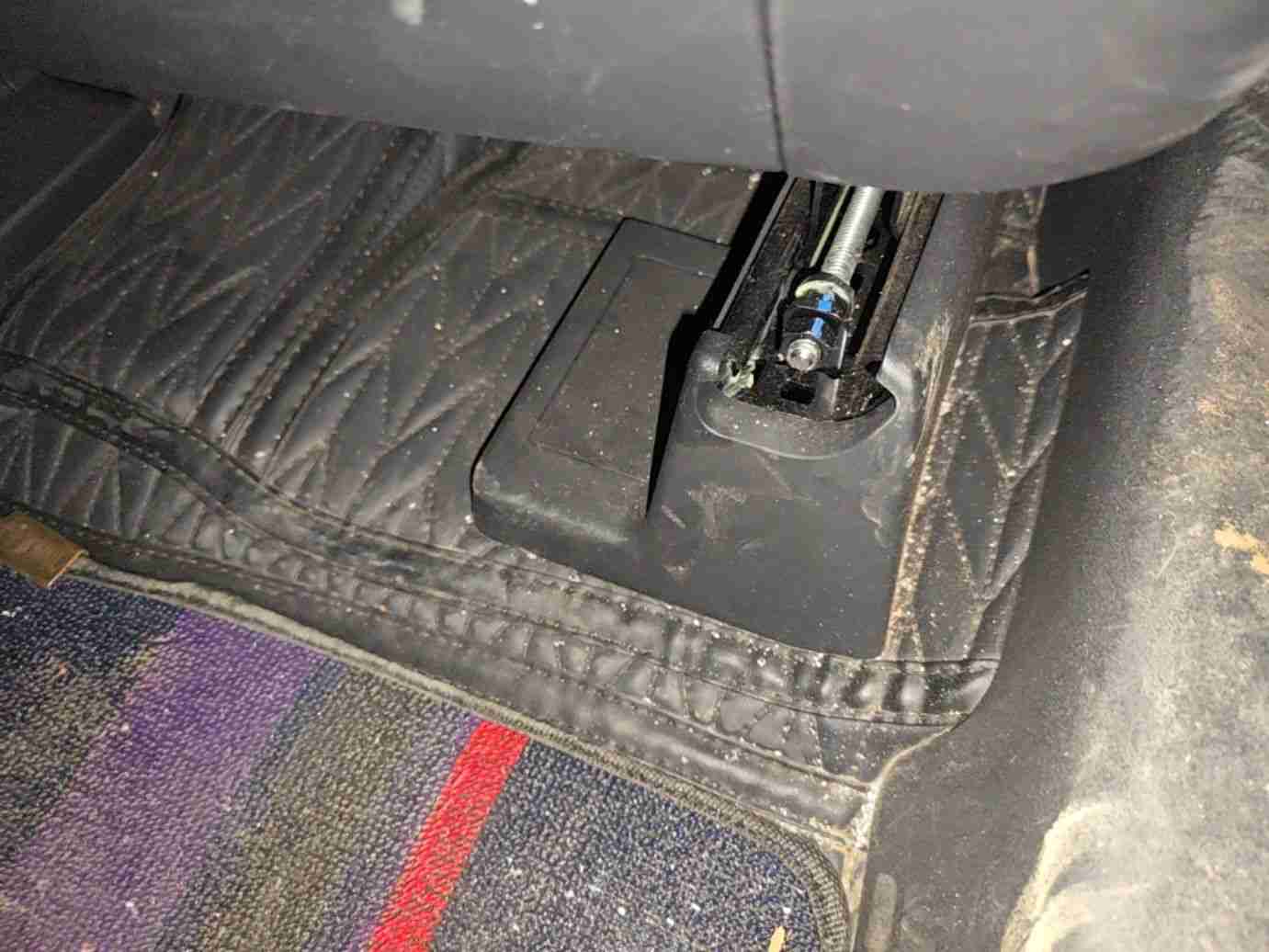 左前座椅滑轨拆卸痕迹实拍