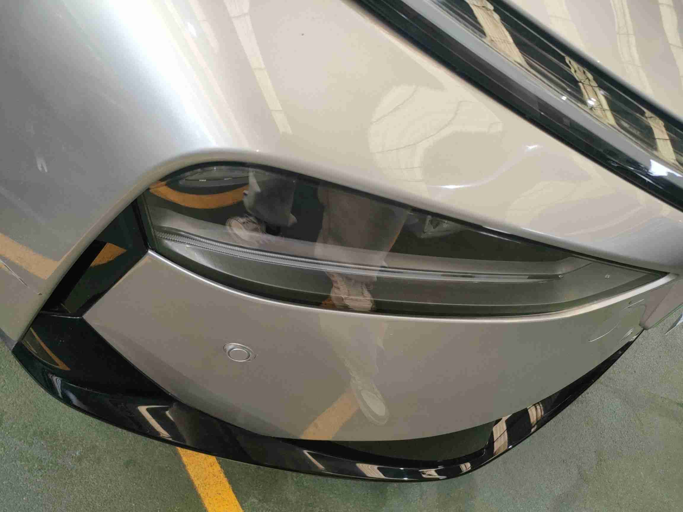 右前大灯更换痕迹实拍