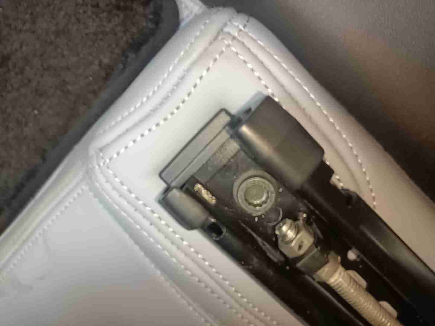 右前座椅滑轨安装螺丝拆卸痕迹实拍
