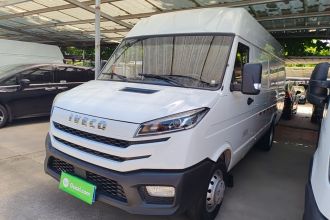 依维柯得意 2023款 2.5T V40厢式运输车长轴中顶双胎手动门2-3座
