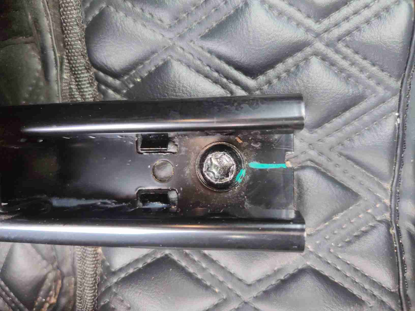 右前座椅滑轨安装螺丝拆卸痕迹实拍