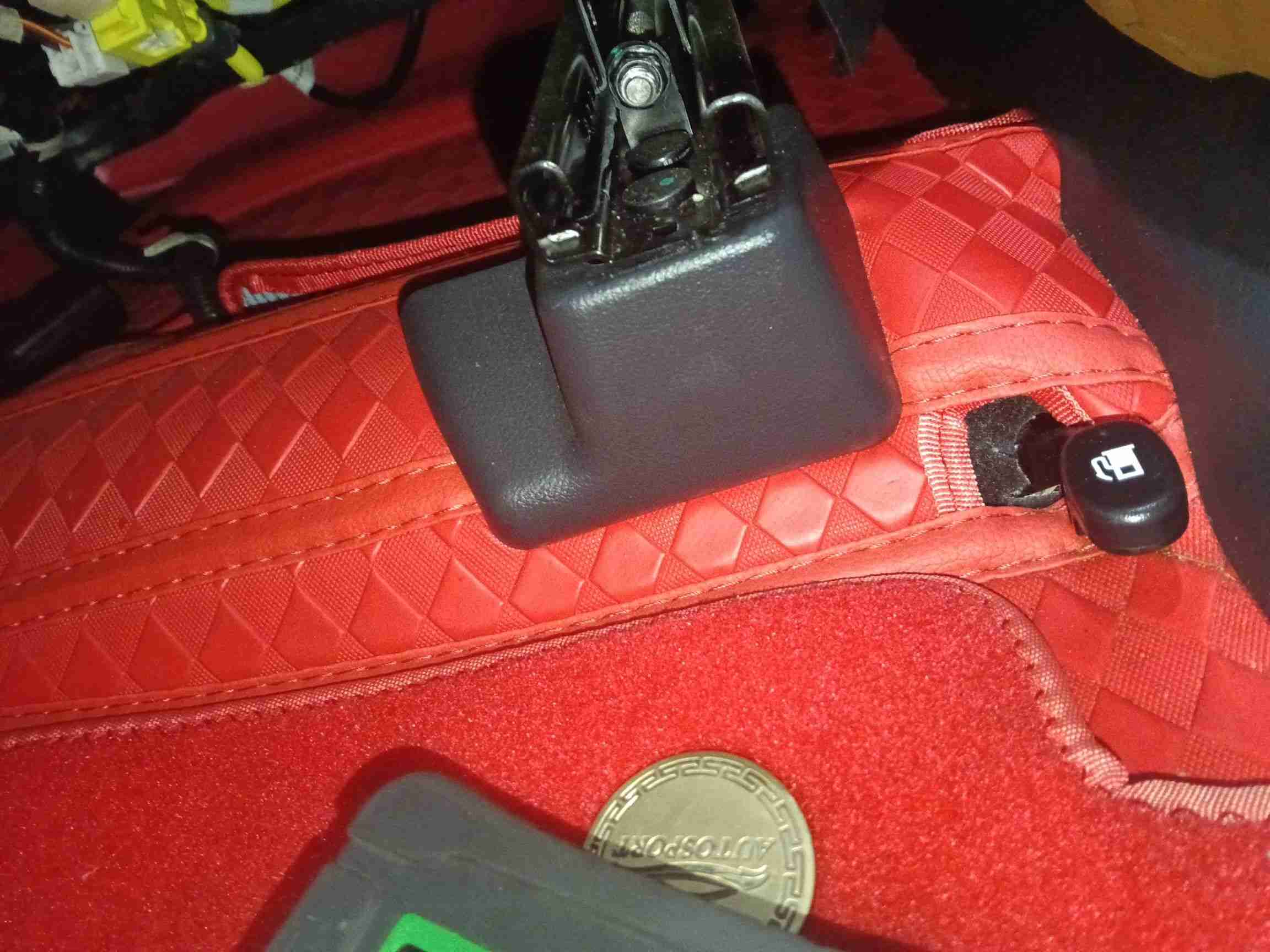 左前座椅滑轨螺丝拆卸痕迹实拍