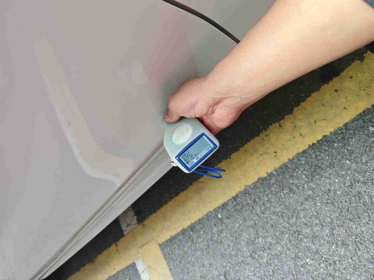 左前门钣金修复痕迹实拍