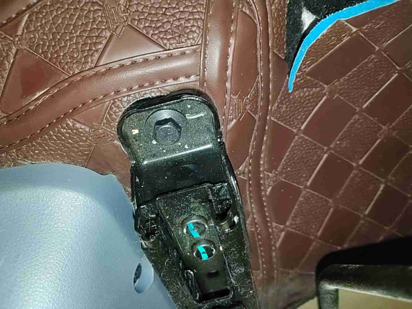 右前座椅滑轨拆卸痕迹检测实拍