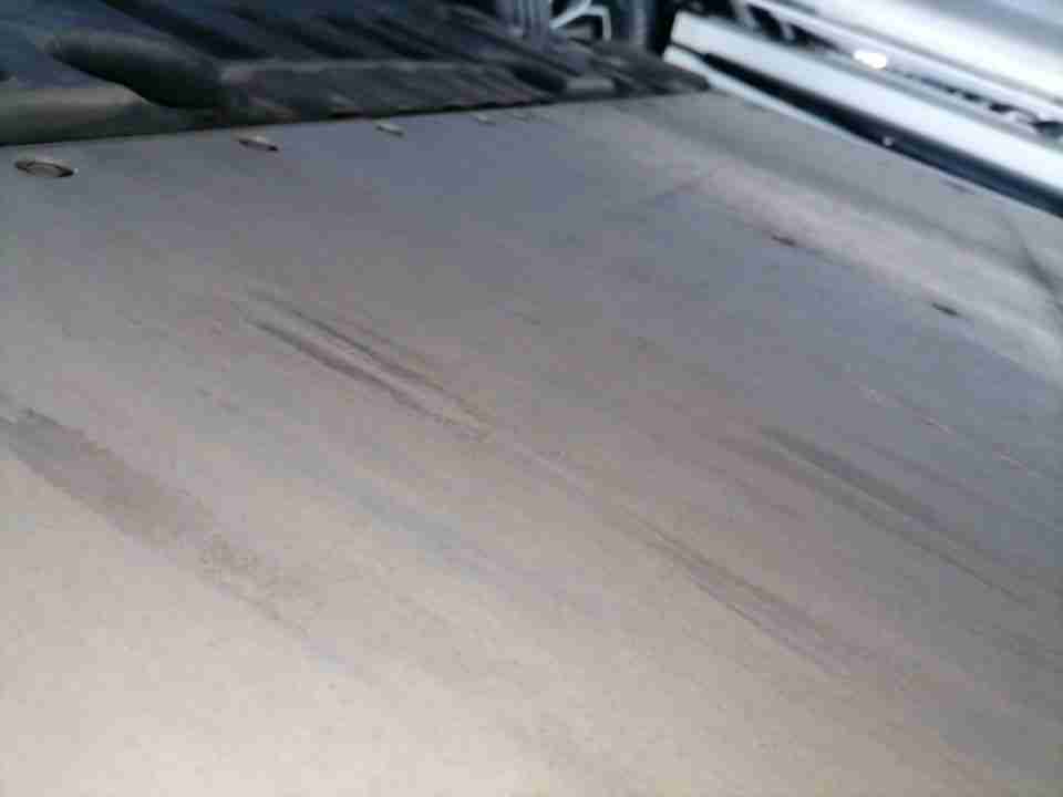 动力电池箱底板轻微凹陷刮蹭实拍