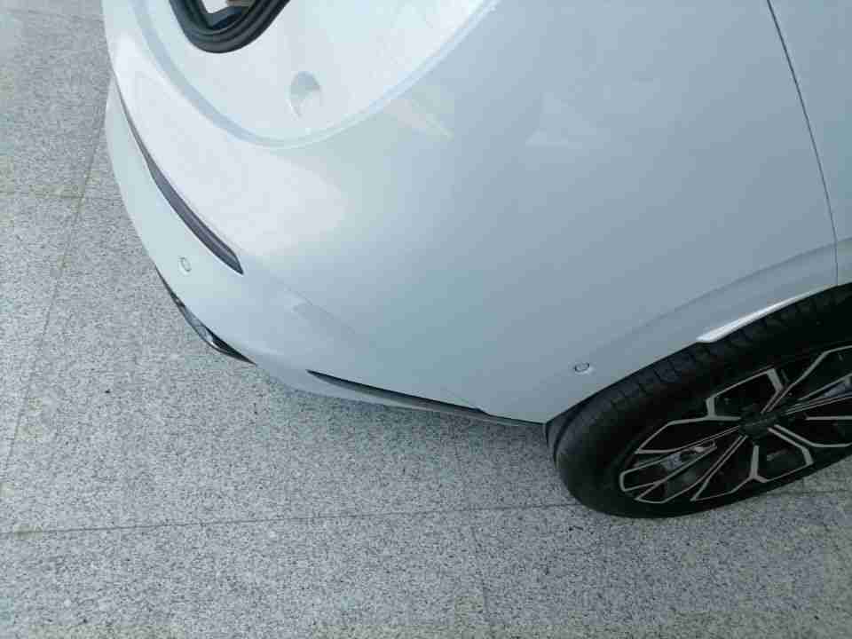 后保险杠安装轻微异常实拍