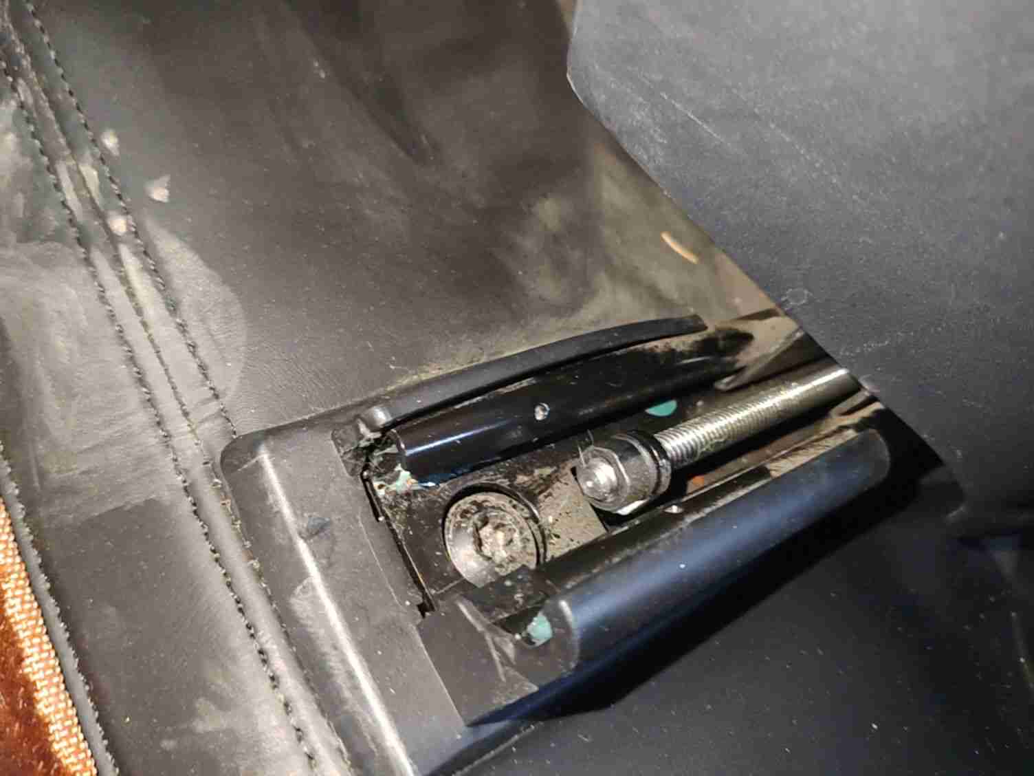 左前座椅滑轨拆卸痕迹实拍
