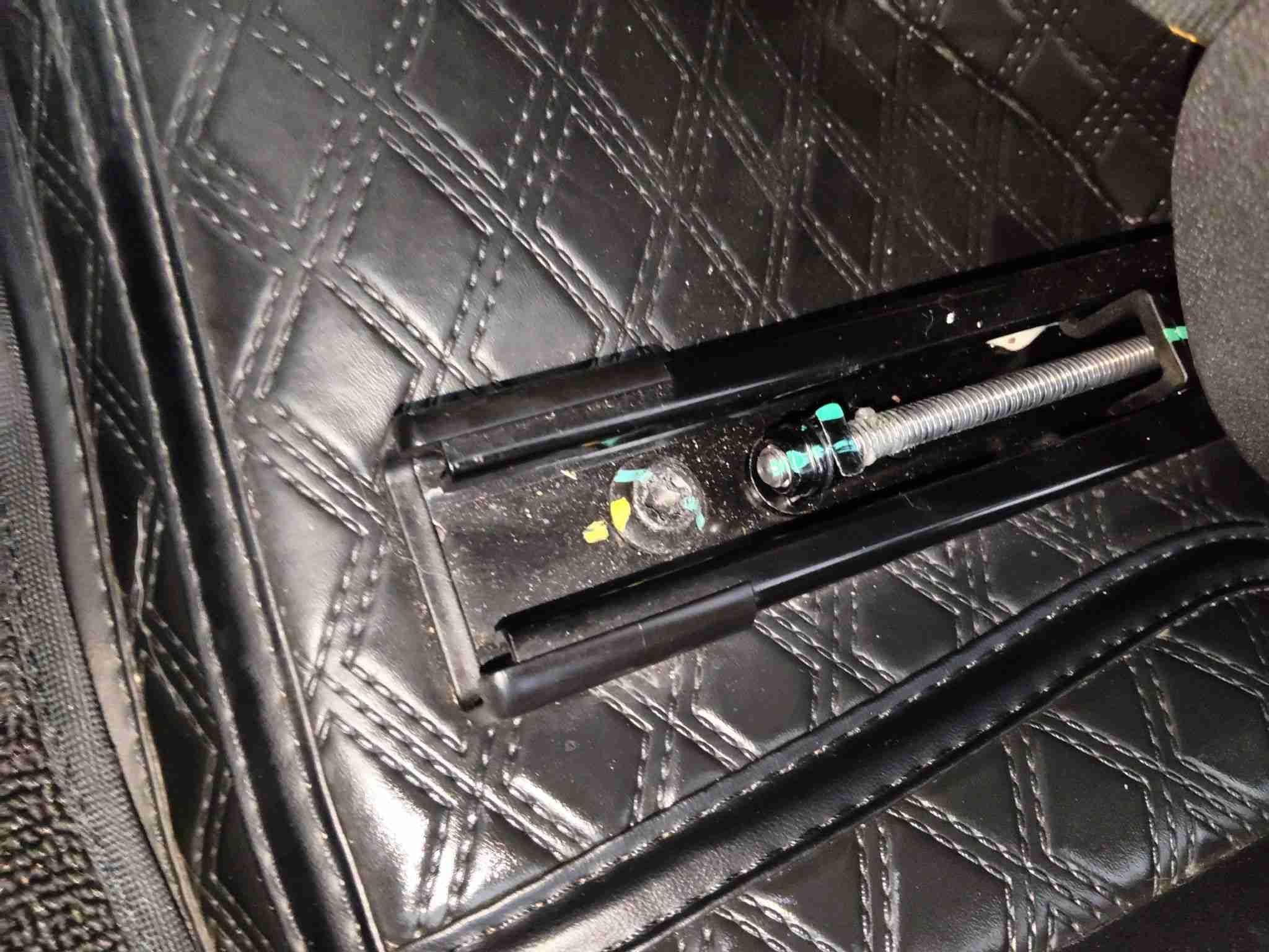 左前座椅滑轨螺丝拆卸痕迹实拍