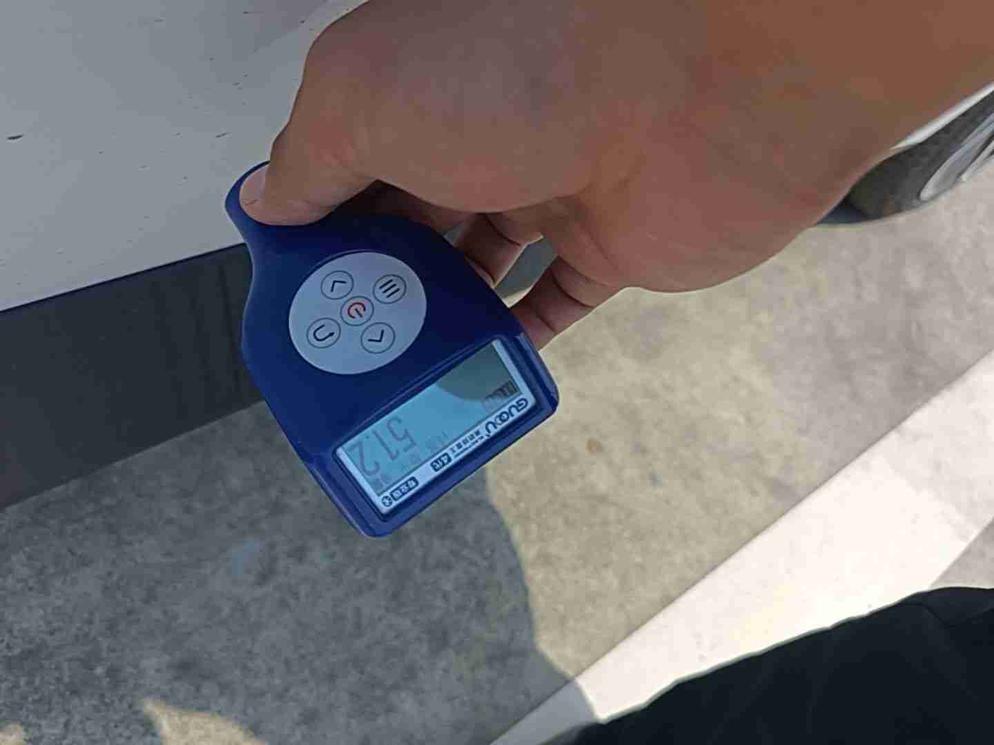右侧前门漆面喷漆修复痕迹实拍