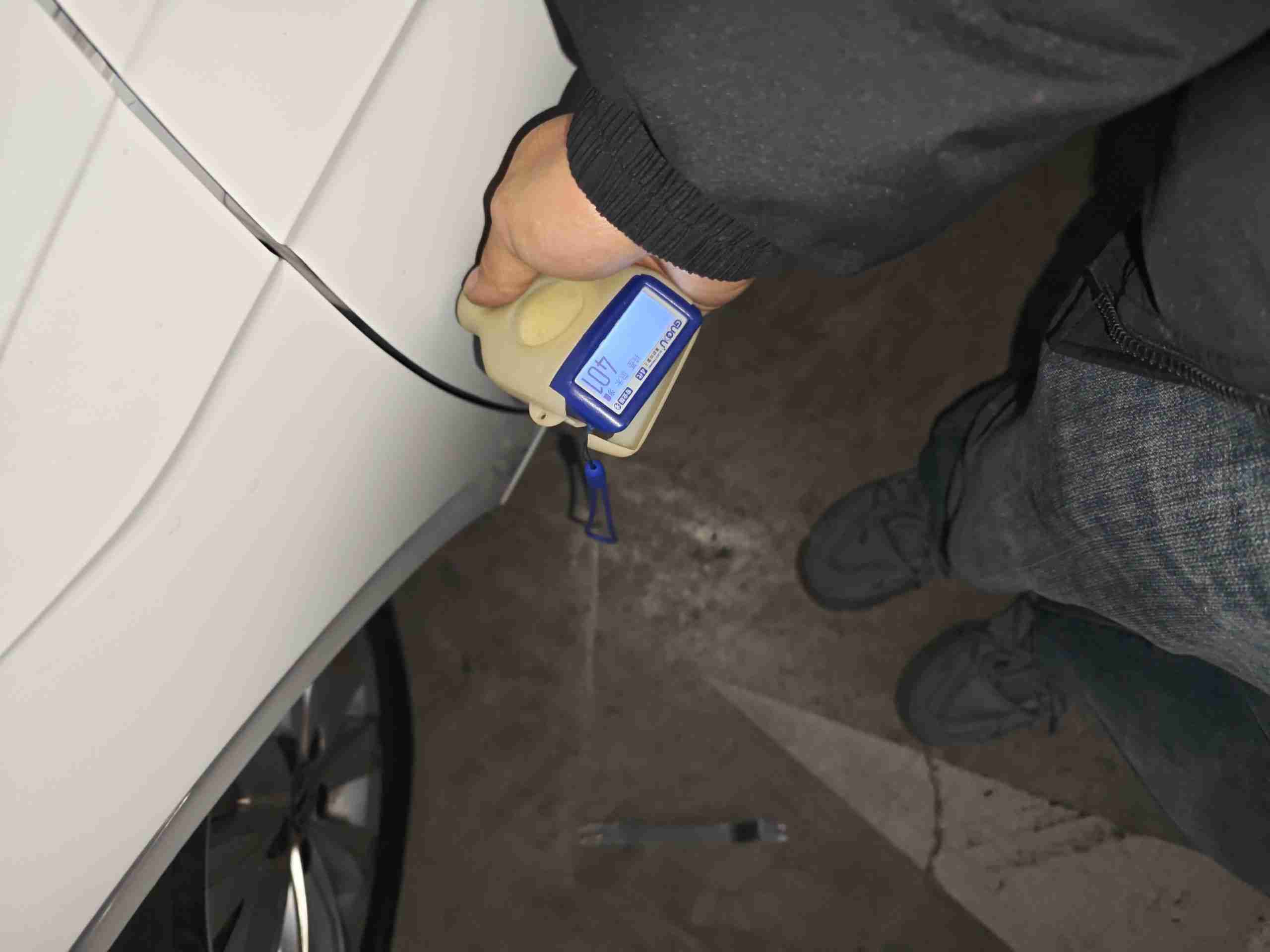 左侧前门钣金修复痕迹实拍