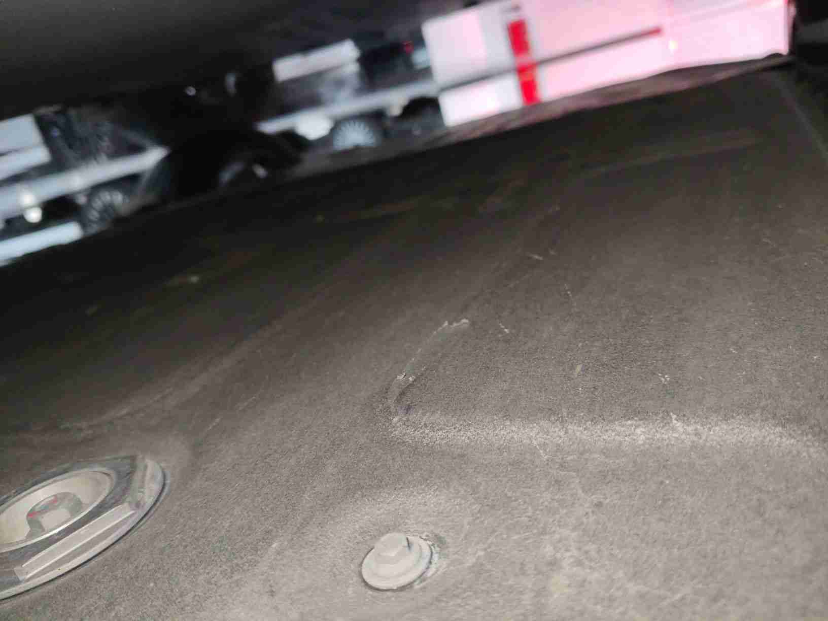 动力电池箱底护板剐蹭实拍