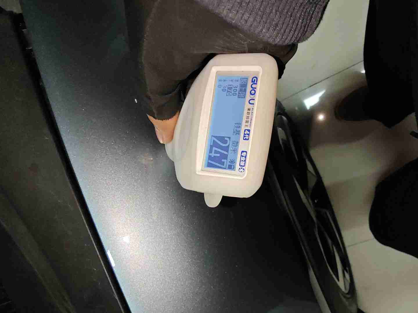 右前翼子板漆面钣金痕迹实拍
