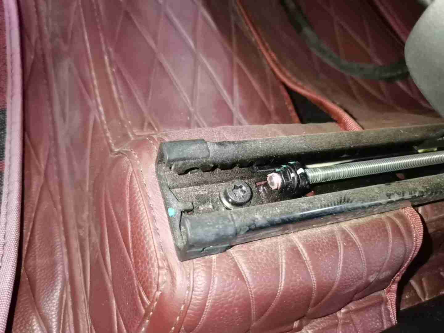 左前座椅滑轨拆卸痕迹实拍