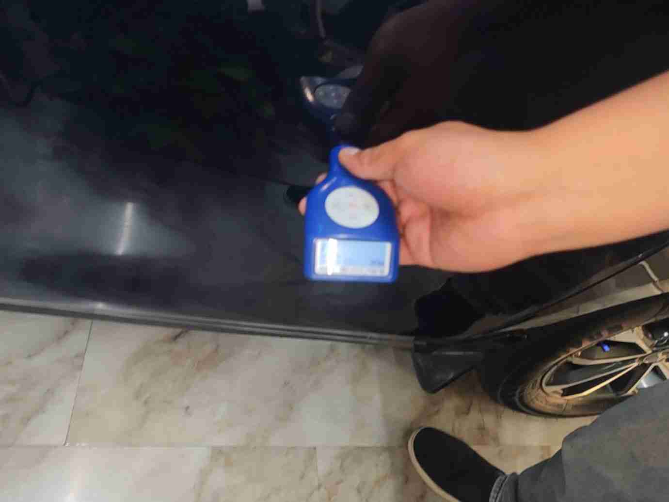 右侧前门喷漆修复痕迹实拍