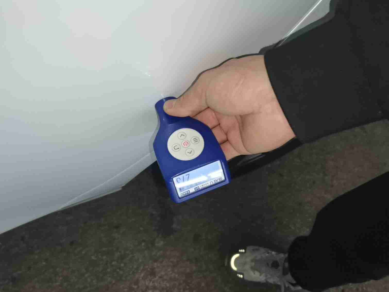 左侧后门钣金修复痕迹实拍