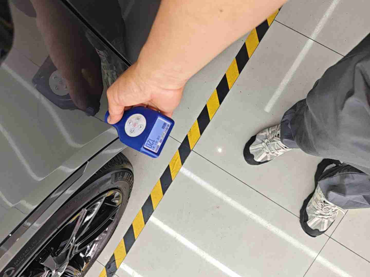 车辆左前翼子板整体外观展示