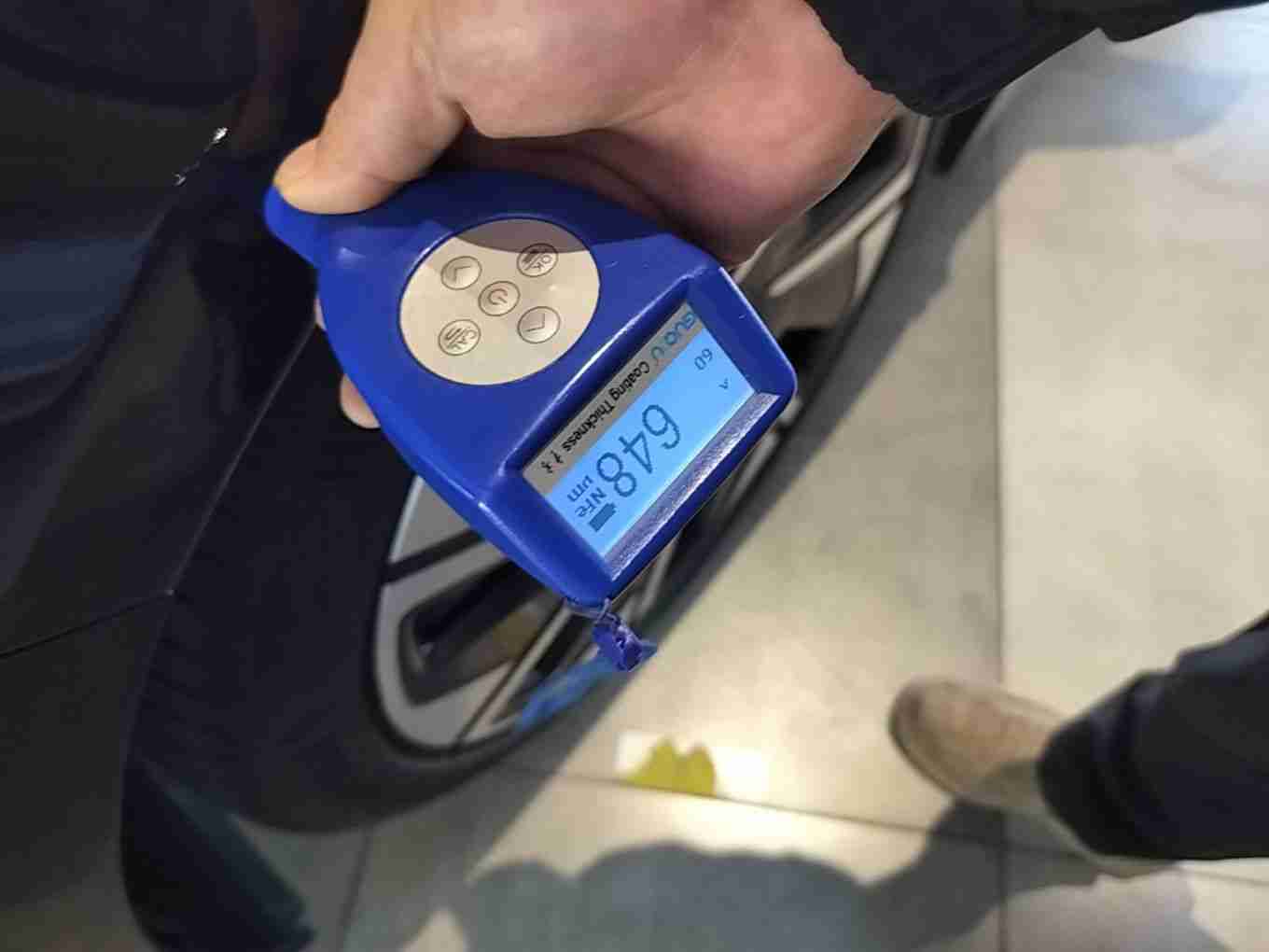 左前翼子板钣金更换痕迹实拍