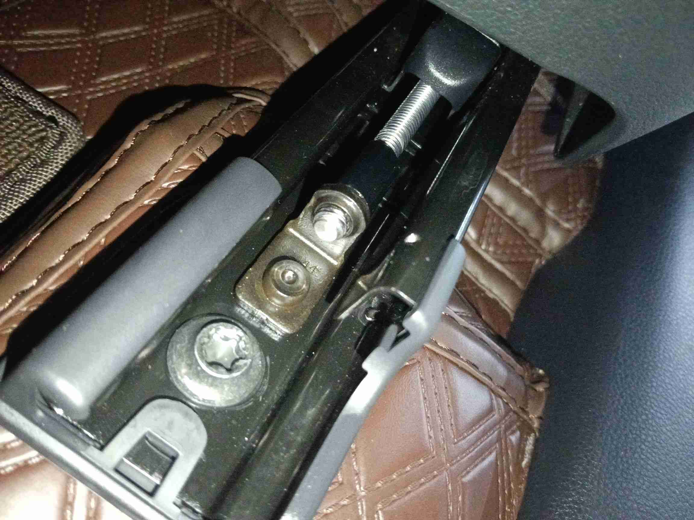 左前座椅滑轨拆卸痕迹实拍
